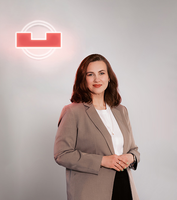 Frau Julia Binemann