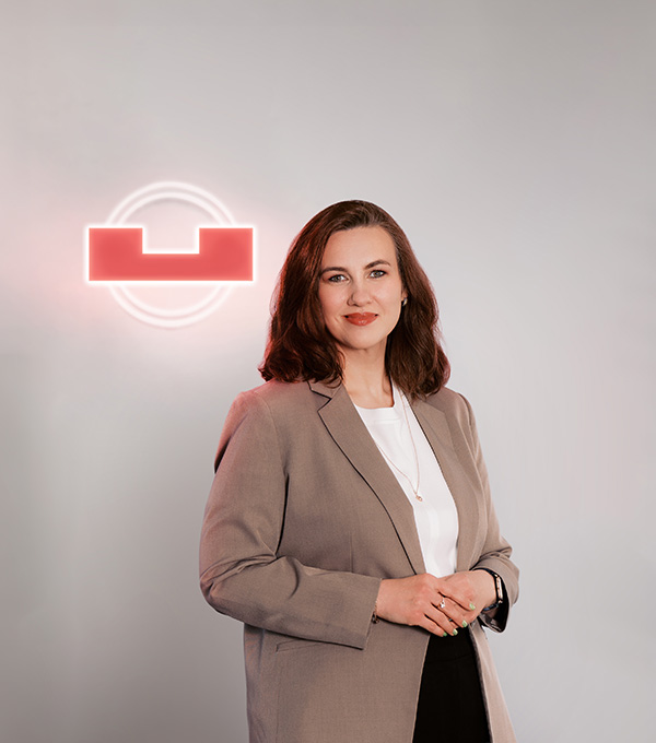 Frau Julia Binemann